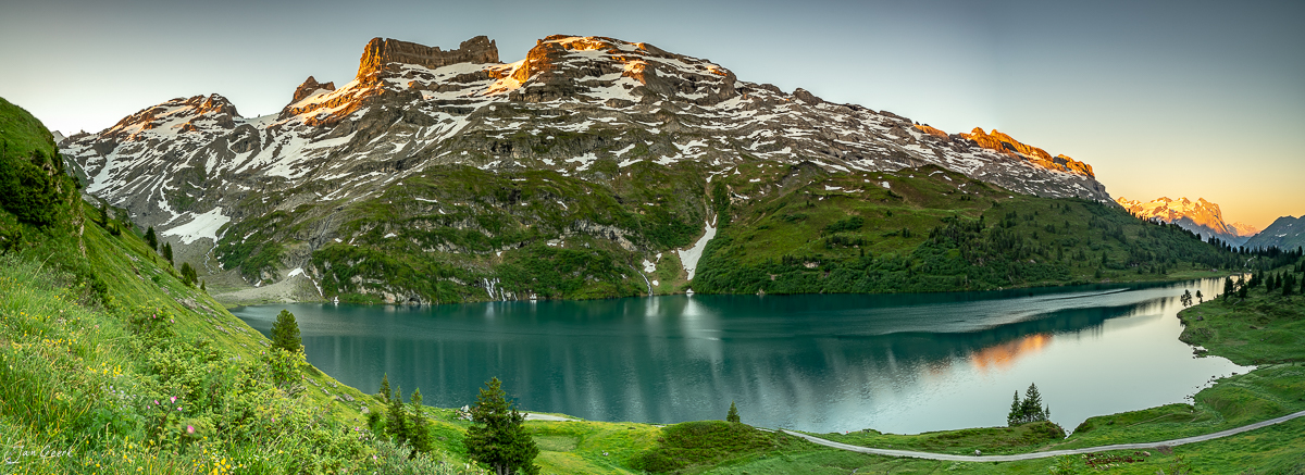 Engstlensee mit Wellhorn und Titlis bei Sonnenaufgang, Berner Oberland Schweiz – Jan Geerk Fotograf Basel