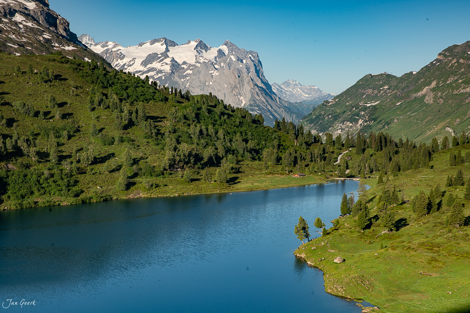 Engstlensee mit schneebedeckten Bergen im Sommer, Luftaufnahme des Berneroblandes, Schweiz – Jan Geerk Fotograf Basel