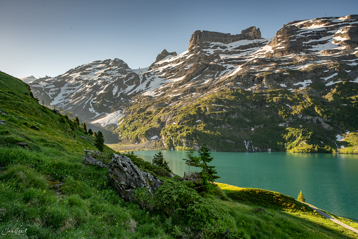 Engstlensee mit schneebedeckten Bergen im Sommer, Berner Oberland Schweiz – Jan Geerk Fotograf Basel
