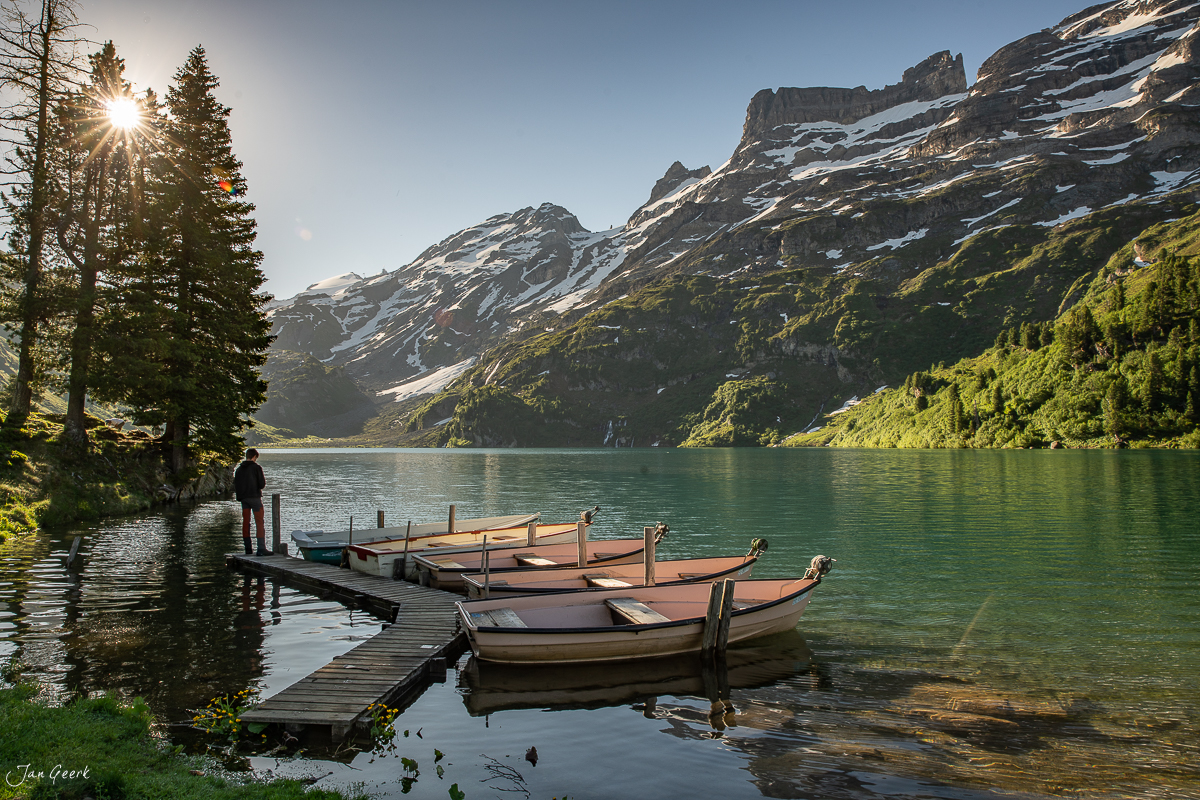 Ruderboote am Engstlensee mit schneebedeckten Bergen im Sonnenlicht, Berner Oberland Schweiz – Jan Geerk Fotograf Basel