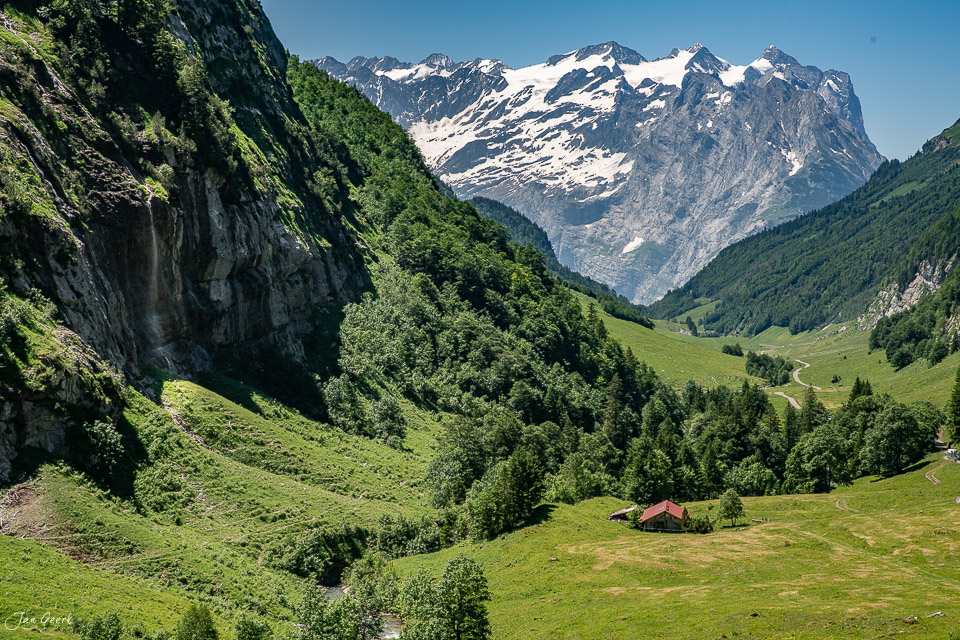 Alpental mit Engstlenalp Alm, schneebedeckte Berggipfel und grüne Bergwälder Sommer Berner Oberland Schweiz – Jan Geerk Fotograf Basel