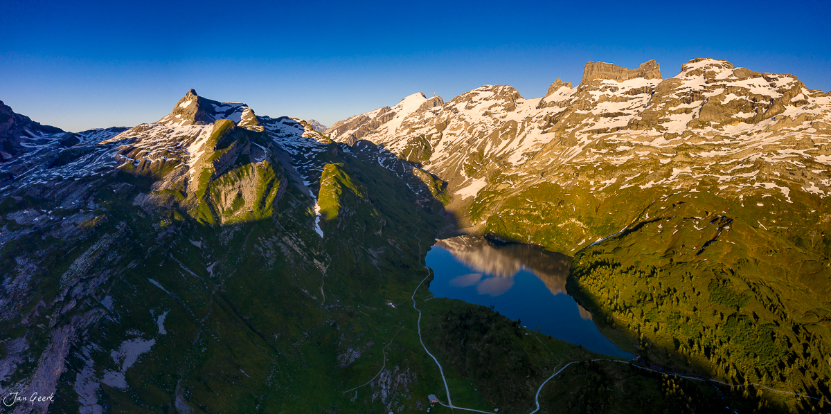 Luftaufnahme Engstlenalp mit Bergsee, Wellhorn und Titlis im Berner Oberland, Sommerlicht, Schweiz – Jan Geerk Fotograf Basel