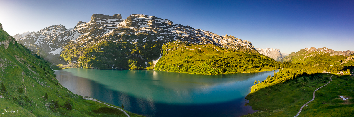 Engstlensee mit schneebedeckten Bergen im Sommer, Luftaufnahme des Berner Oberlands, Schweiz – Jan Geerk Fotograf Basel