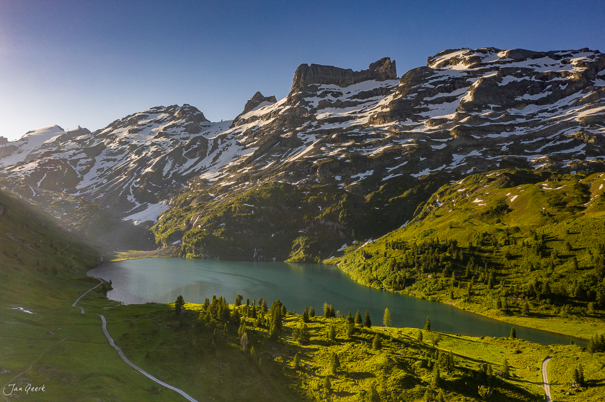 Engstlensee Bergsee mit schneebedeckten Bergen Sommer Berner Oberland Schweiz Jan Geerk Fotograf Basel