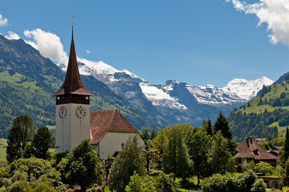 Kirche Frutigen Kirchturm Uhr Berner Oberland Sommer Schweiz Jan Geerk Fotograf Basel