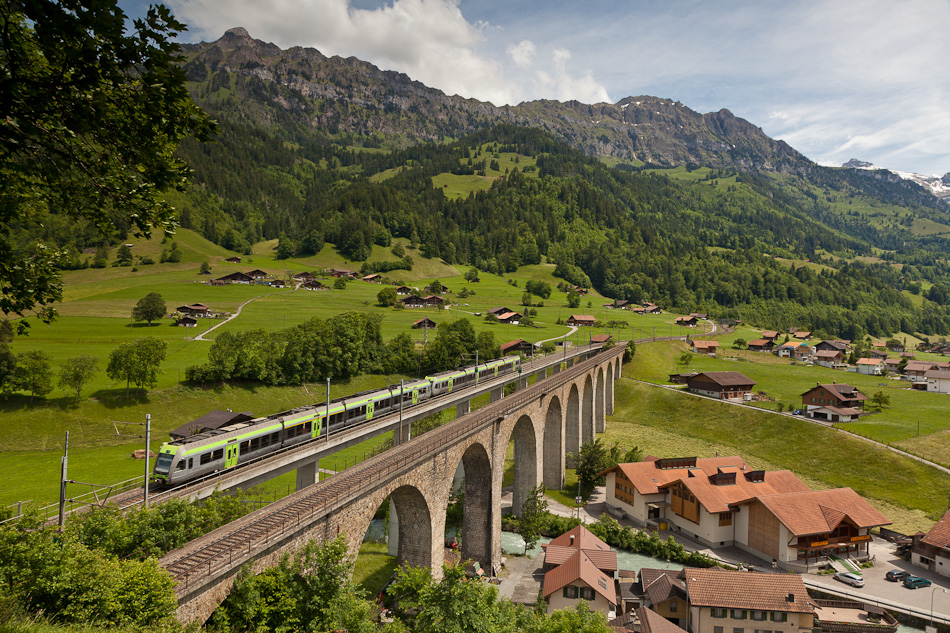 Frutigen Viadukt Eisenbahn Zug Alpenlandschaft Sommer Berner Oberland Schweiz – Jan Geerk Fotograf Basel