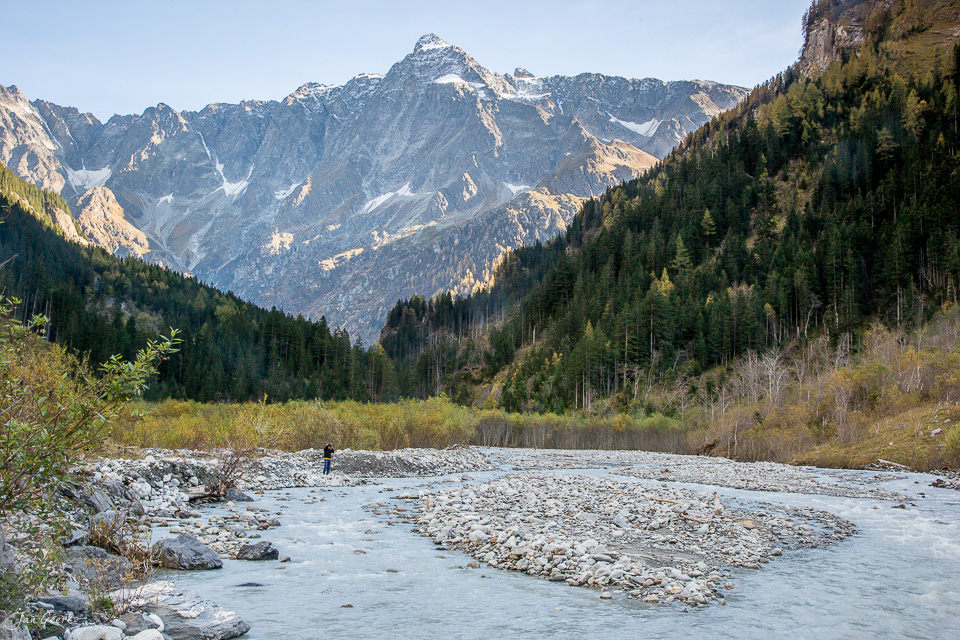 Gasteretal mit Bergfluss, Alpengipfeln und Lärchenwald im Herbst, Berner Oberland Schweiz – Jan Geerk Fotograf Basel