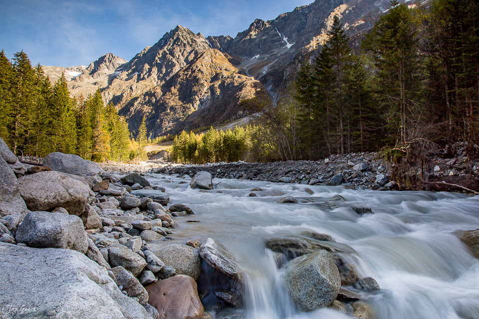 Bergbach mit Steinen Gasteretal Herbst Berner Oberland Schweiz – Jan Geerk Fotograf Basel