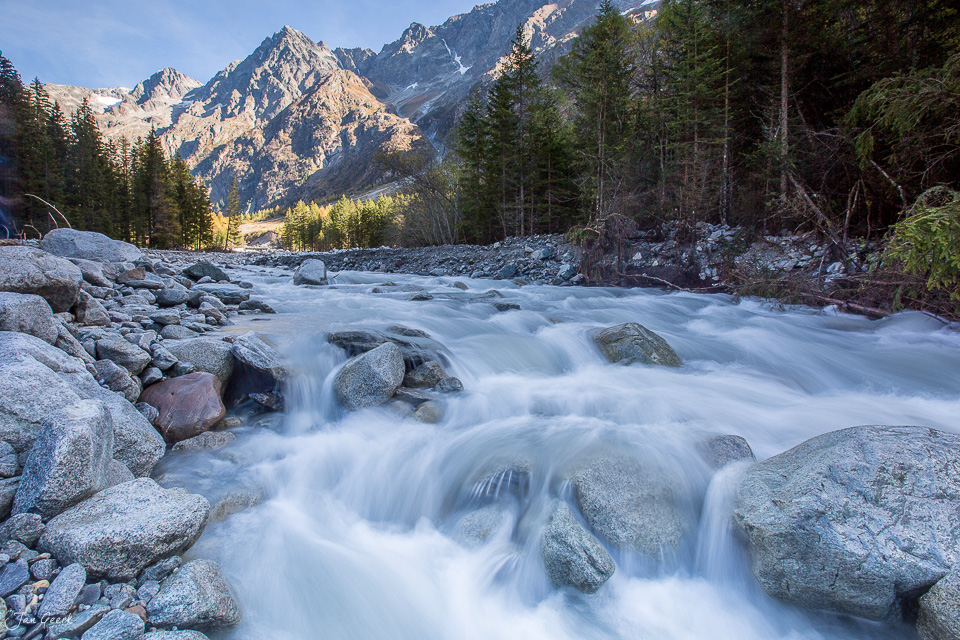 Wildwasser-Fluss Kandersteg mit Felsbrocken, schneebedeckte Berggipfel, Herbstlicht Berner Oberland Schweiz Jan Geerk Fotograf Basel