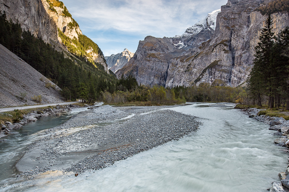 Gasteretal Fluss Bergtal mit schneebedeckten Gipfeln Herbst Berner Oberland Schweiz Jan Geerk Fotograf Basel