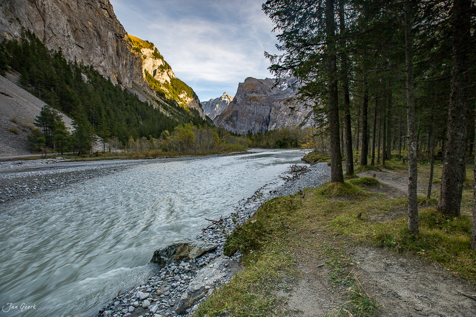 Gasteretal Fluss mit Bergpanorama grüne Fichten Berner Oberland Schweiz Jan Geerk Fotograf Basel