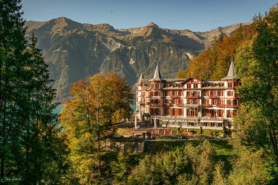Giessbachhotel mit Herbstlaubwerk und Bergsee im Hintergrund, Giessbachfälle Brienzersee Berner Oberland Schweiz – Jan Geerk Fotograf Basel