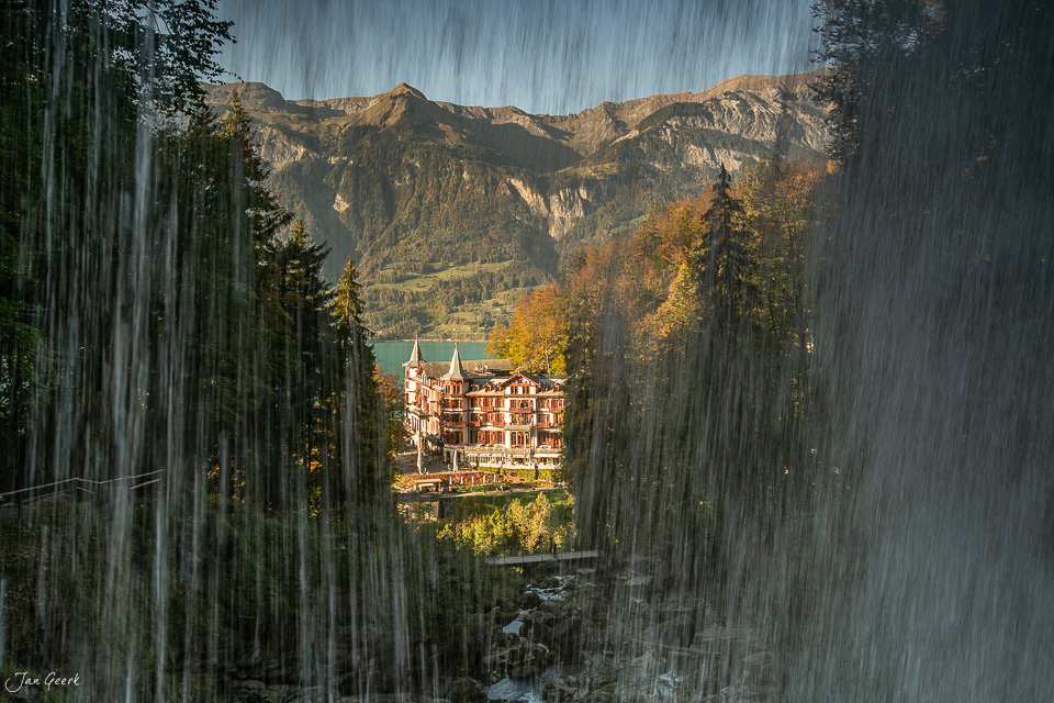 Giessbachfälle Herbstlandschaft mit historischem Hotel durch Bäume Brienz Berner Oberland Schweiz Jan Geerk Fotograf Basel