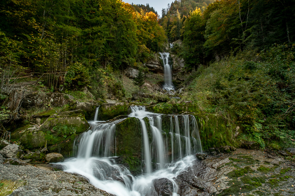 Giessbachfälle Wasserfall im Herbst mit moosigen Felsen Berner Oberland Schweiz – Jan Geerk Fotograf Basel