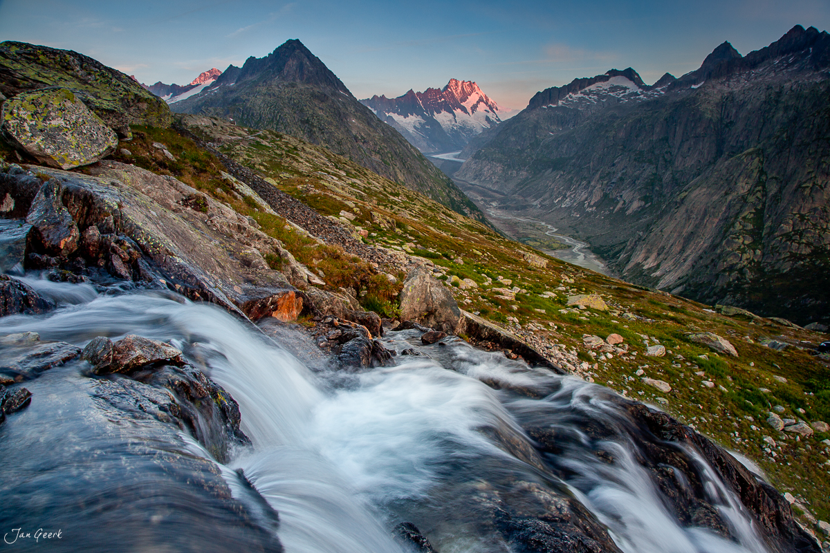 Wildbach und Alpenpanorama am Grimselpass mit schneebedeckten Gipfeln, Berner Oberland Schweiz – Jan Geerk Fotograf Basel