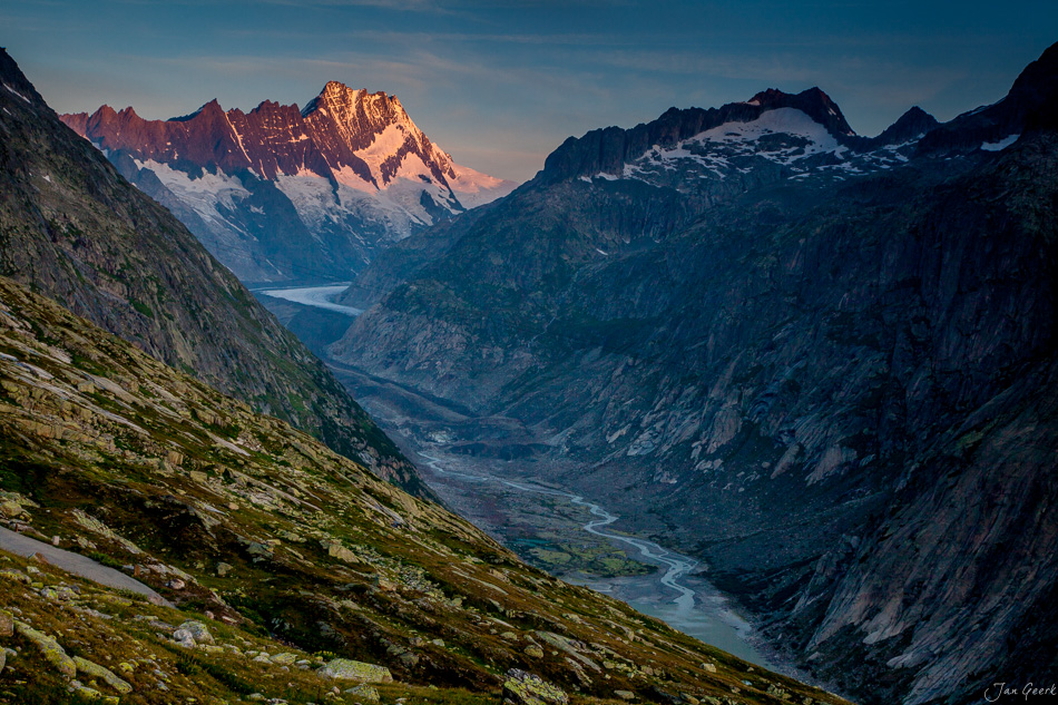 Alpenpanorama Grimselpass mit schneebedeckten Gipfeln, Gletschersee und grünen Alpweiden bei Sonnenaufgang, Berner Oberland Schweiz – Jan Geerk Fotograf Basel