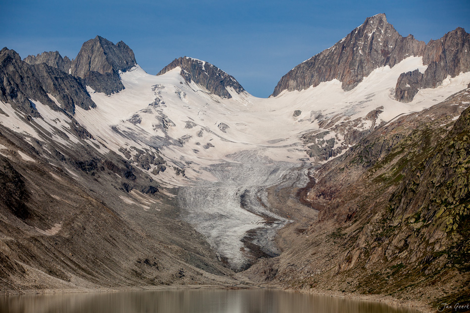 Gletscherlandschaft mit Gletschersee am Grimselpass im Berner Oberland, Schweiz – Jan Geerk Fotograf Basel