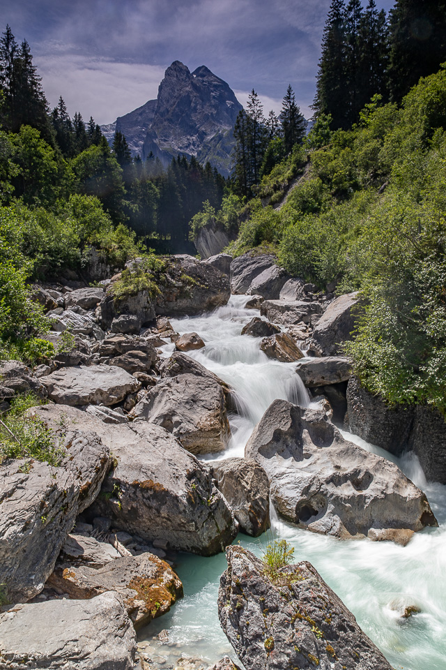 Wildwasser der Rosenlaui mit Felsen und grünem Wald bei Grosser Scheidegg, Berner Oberland Schweiz – Jan Geerk Fotograf Basel