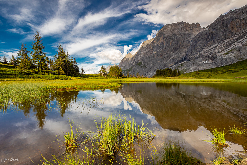 Bergsee an der Grosse Scheidegg mit Spiegelung, grüne Wiesen und Felslandschaft, Berner Oberland Schweiz – Jan Geerk Fotograf Basel