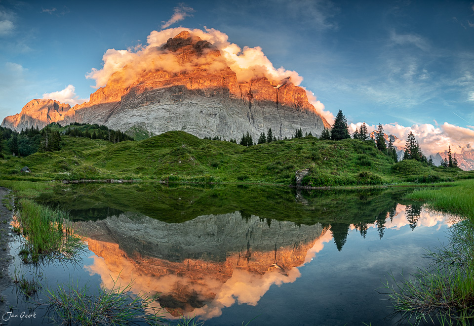 Bergsee mit Spiegelung des Wetterhorn bei Sonnenaufgang im Berner Oberland Schweiz – Jan Geerk Fotograf Basel