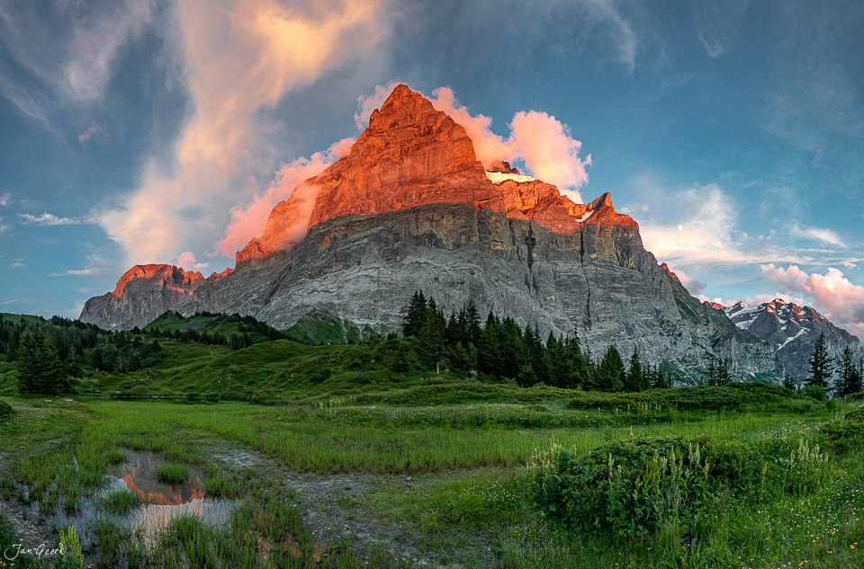 Wetterhorn Bergsee bei Sonnenuntergang mit Alpenglow, grüne Wiesen und Fichten, Berner Oberland Schweiz – Jan Geerk Fotograf Basel