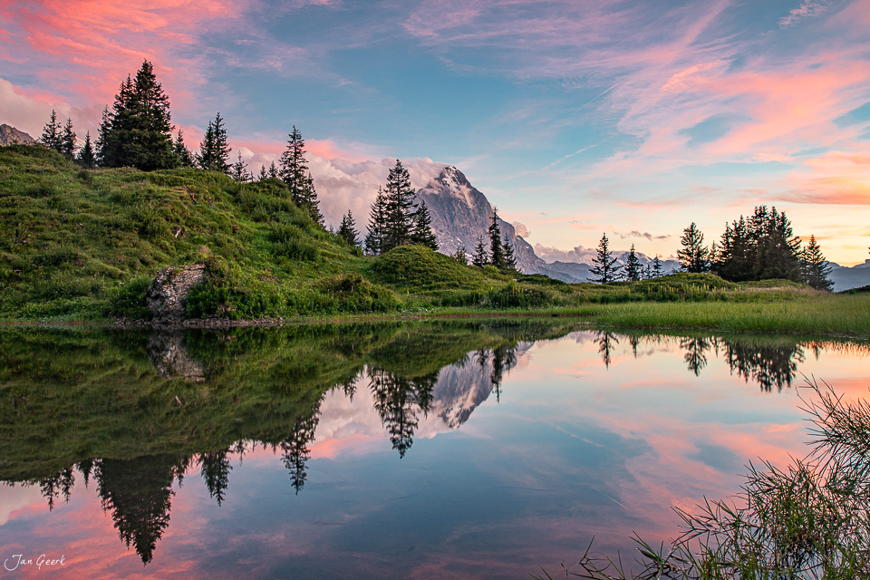 Spiegelglattes Bergsee mit Alpenpanorama bei Sonnenaufgang in der Rosenlaui, Berner Oberland Schweiz – Jan Geerk Fotograf Basel