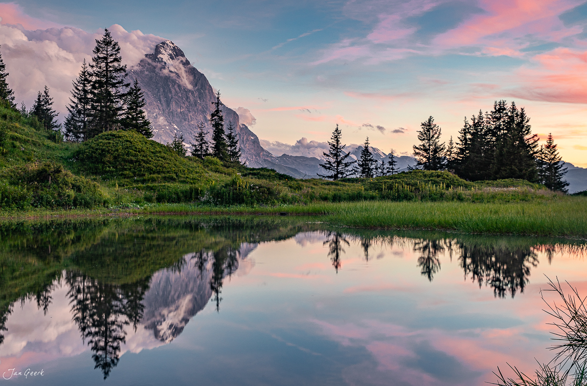 Bergsee mit Spiegelung am Grosse-Scheidegg bei Sonnenuntergang, Berner Oberland Schweiz – Jan Geerk Fotograf Basel