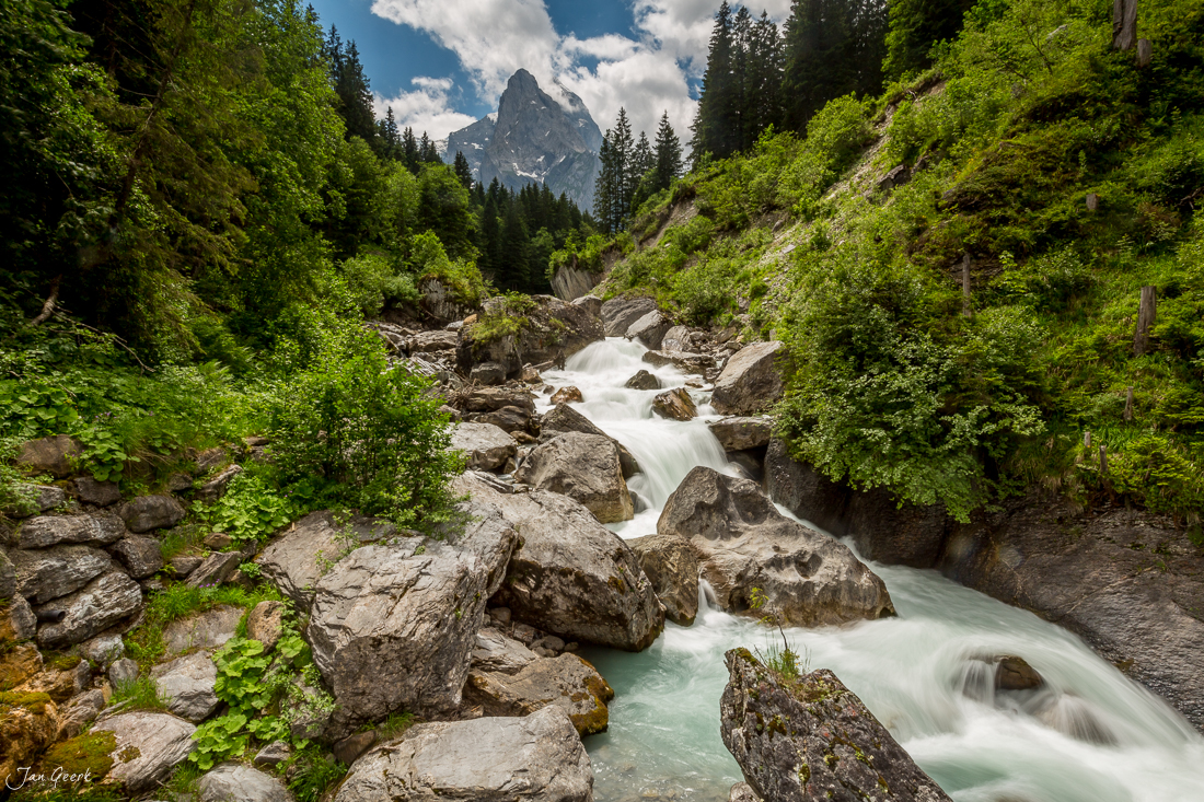 Gletscherbach mit Wasserfall in der Rosenlaui Schlucht, Berner Oberland Schweiz, Jan Geerk Fotograf Basel