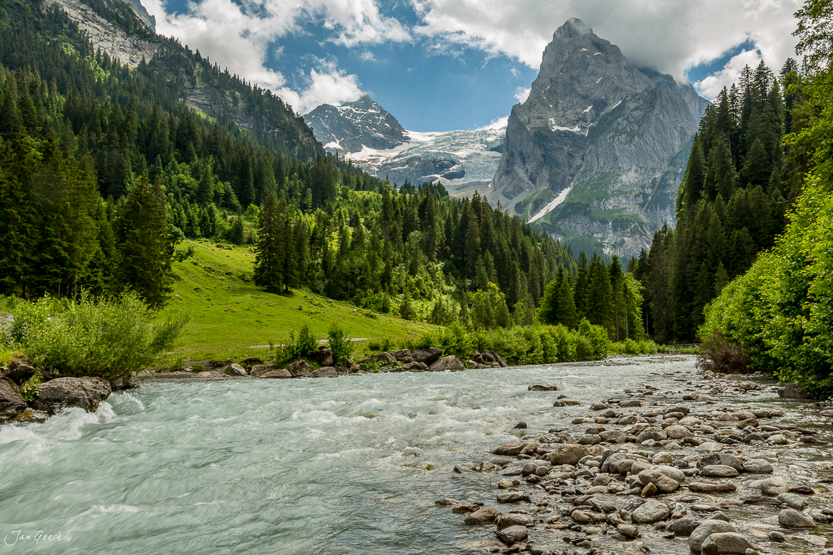 Gletscherbach im Rosenlaui Tal mit Eiger Nordwand Sommerlandschaft Berner Oberland Schweiz – Jan Geerk Fotograf Basel