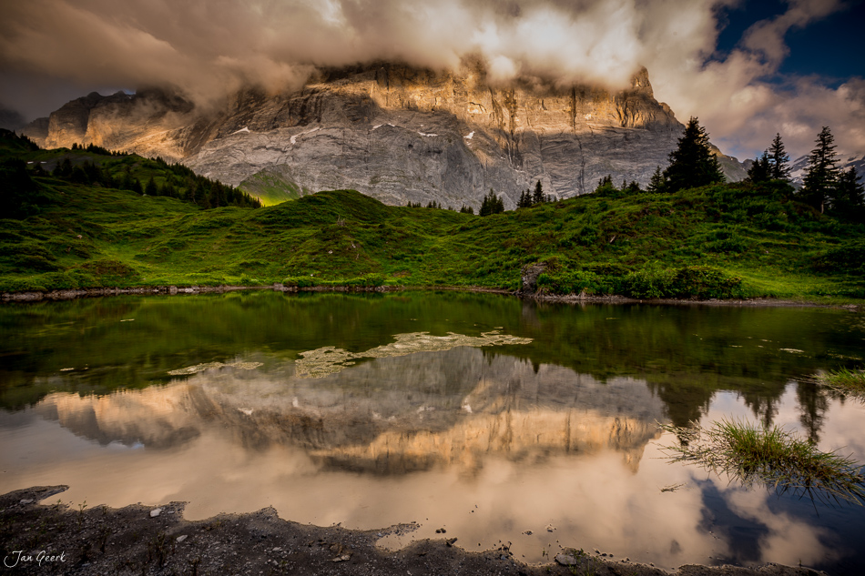 Bergsee mit Spiegelung des Eiger an der Grosse Scheidegg, grüne Alpenwiesen, Sommerlichtstimmung, Berner Oberland, Schweiz – Jan Geerk Fotograf Basel