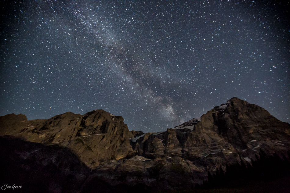 Milchstraße über felsigen Bergen Grosse Scheidegg Berner Oberland Sommernacht Schweiz Jan Geerk Fotograf Basel