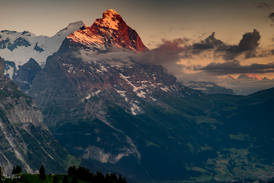 Eiger Nordwand bei Sonnenaufgang vom Grindelwald aus fotografiert, Berner Oberland Schweiz – Jan Geerk Fotograf Basel