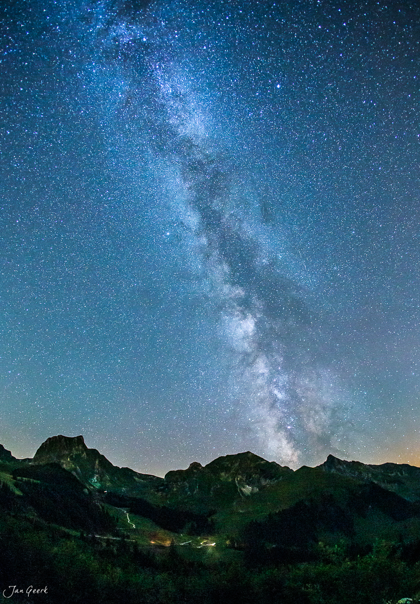 Milchstrasse über Gurnigel Berglandschaft Berner Oberland Schweiz Nacht Sommer August
