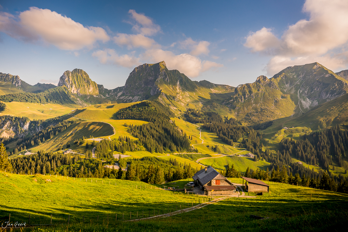 Alpenhütten im Gurnigel mit Bergpanorama, grüne Sommerwiesen und Gantrisch im Hintergrund, Berner Oberland Schweiz – Jan Geerk Fotograf Basel