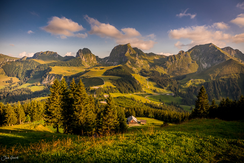 Alpweide mit Alphütte am Gurnigel, Berner Oberland Schweiz im Sommerlicht – Jan Geerk Fotograf Basel