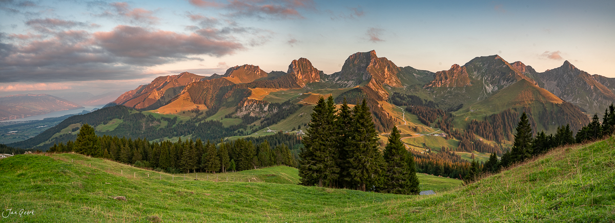 Panoramablick auf Gurnigel mit grünen Alpweiden, dramatischen Bergspitzen und goldener Abendsonne im Berner Oberland Schweiz von Jan Geerk Fotograf Basel