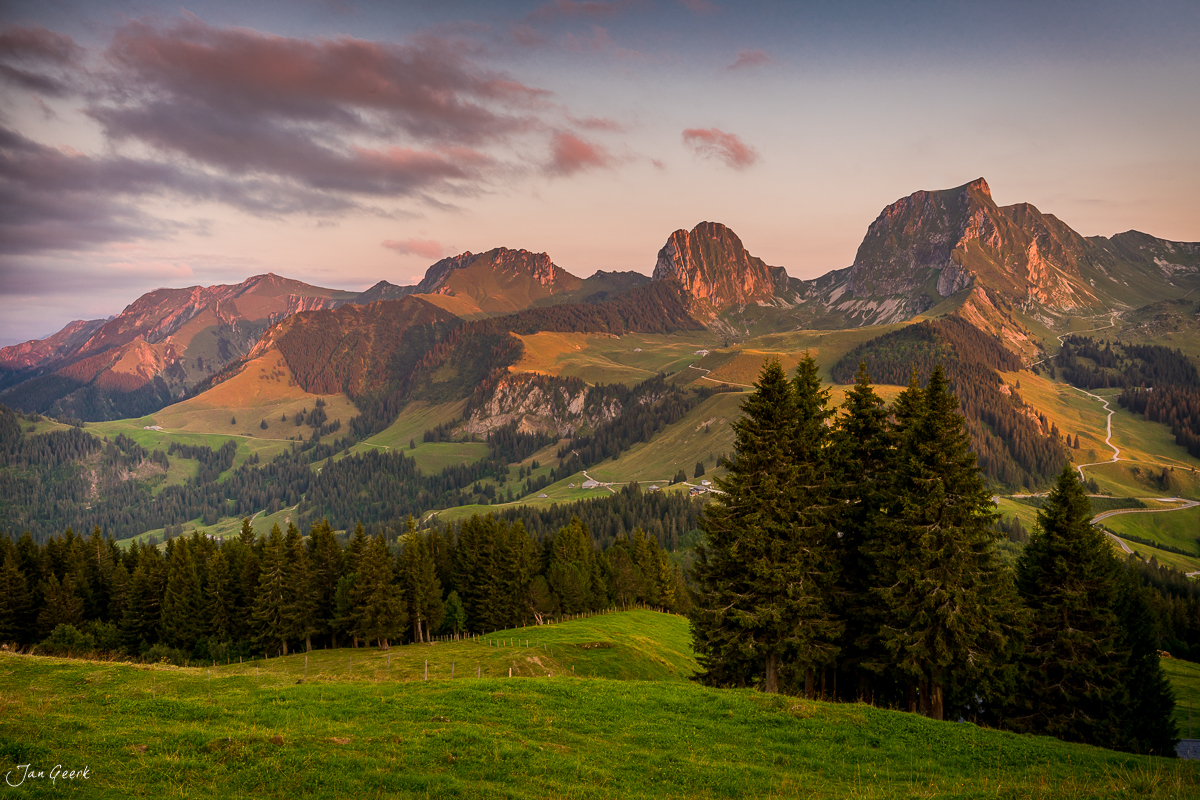 Alpweiden und Bergketten beim Gurnigel in goldenem Abendlicht, Berner Oberland Schweiz – Jan Geerk Fotograf Basel