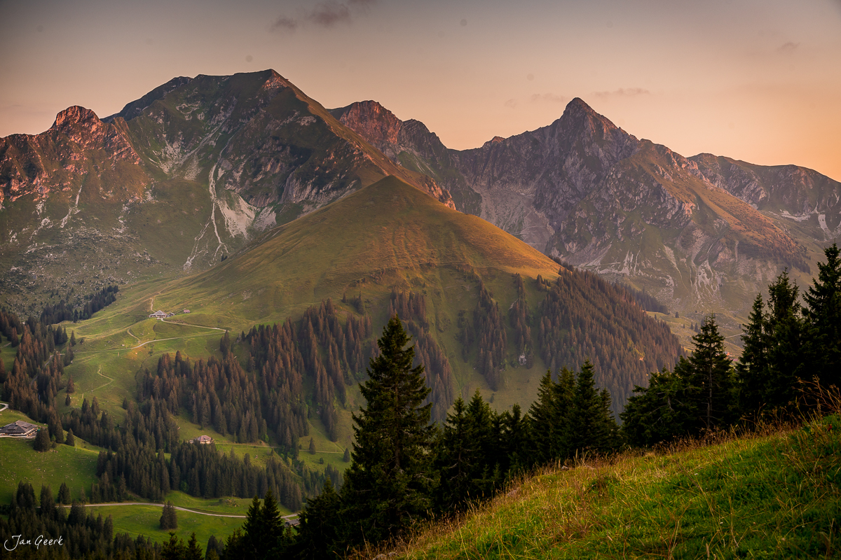 Alptal mit Gantrisch Bergkette bei Sonnenuntergang im Berner Oberland Schweiz Jan Geerk Fotograf Basel