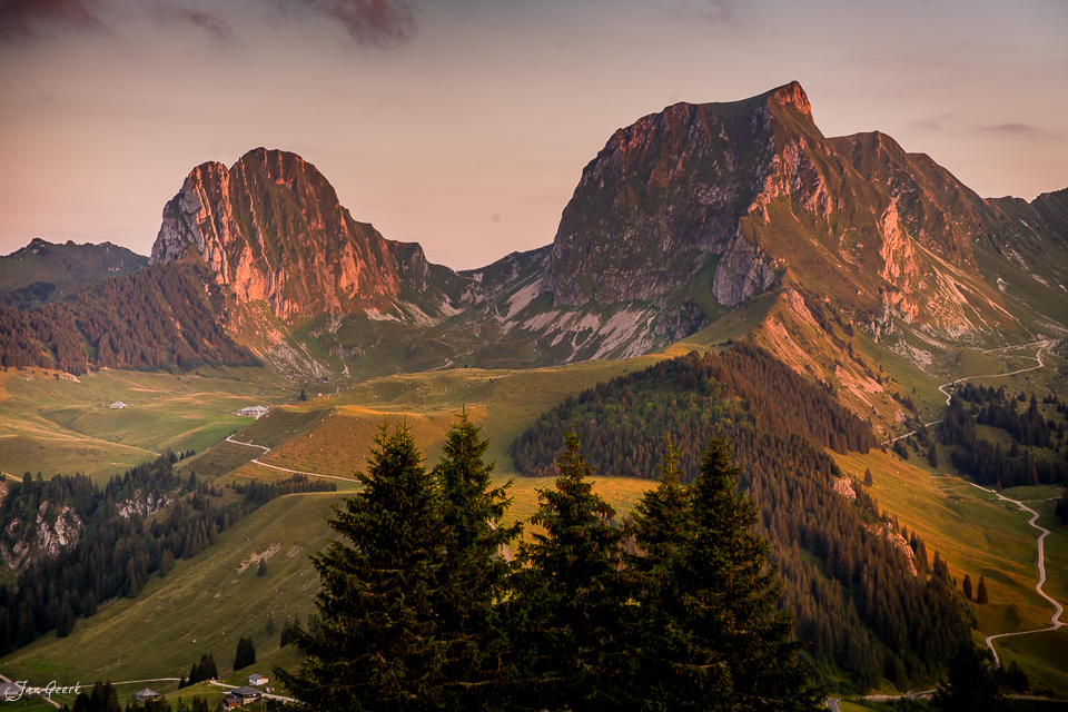 Alpenpanorama Gurnigel mit markanten Felsgipfeln, grünen Wiesen und Herbstlicht im Berner Oberland Schweiz – Jan Geerk Fotograf Basel