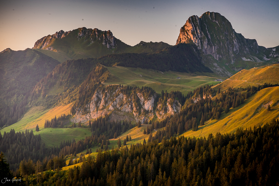 Alpenpanorama am Gurnigel mit grünen Wiesen, markanten Felsklippen und Fichtenwald im Herbstlicht – Berner Oberland Schweiz – Jan Geerk Fotograf Basel