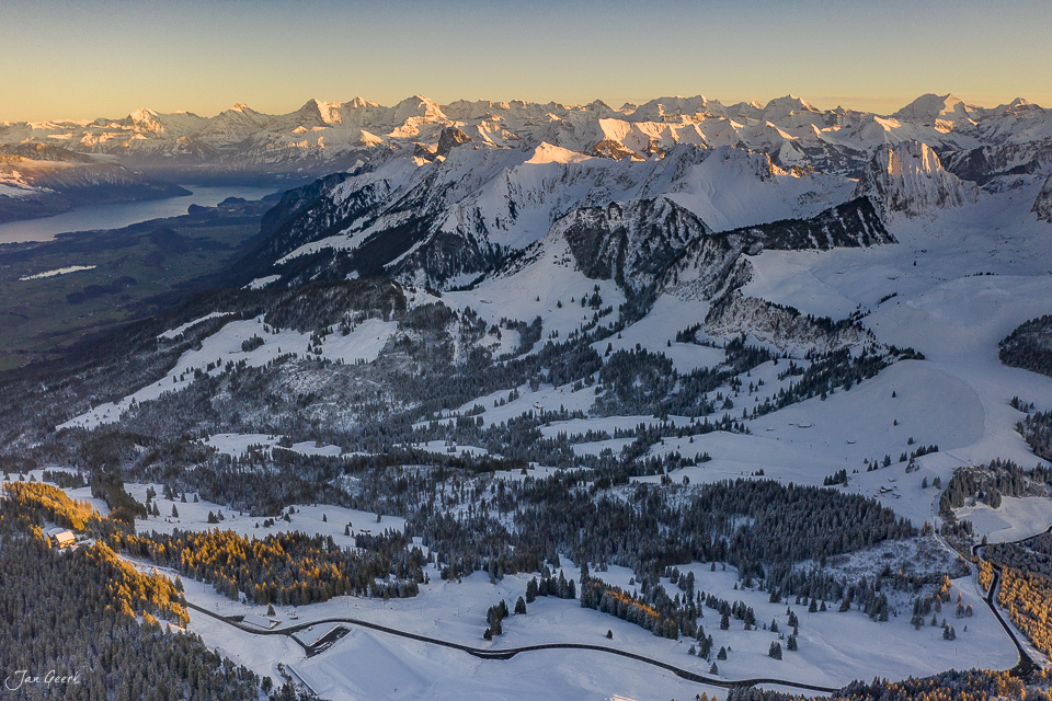 Winterlandschaft Gurnigelpass mit schneebedeckten Bergen und Morgenlichtstimmung im Berner Oberland Schweiz – Jan Geerk Fotograf Basel