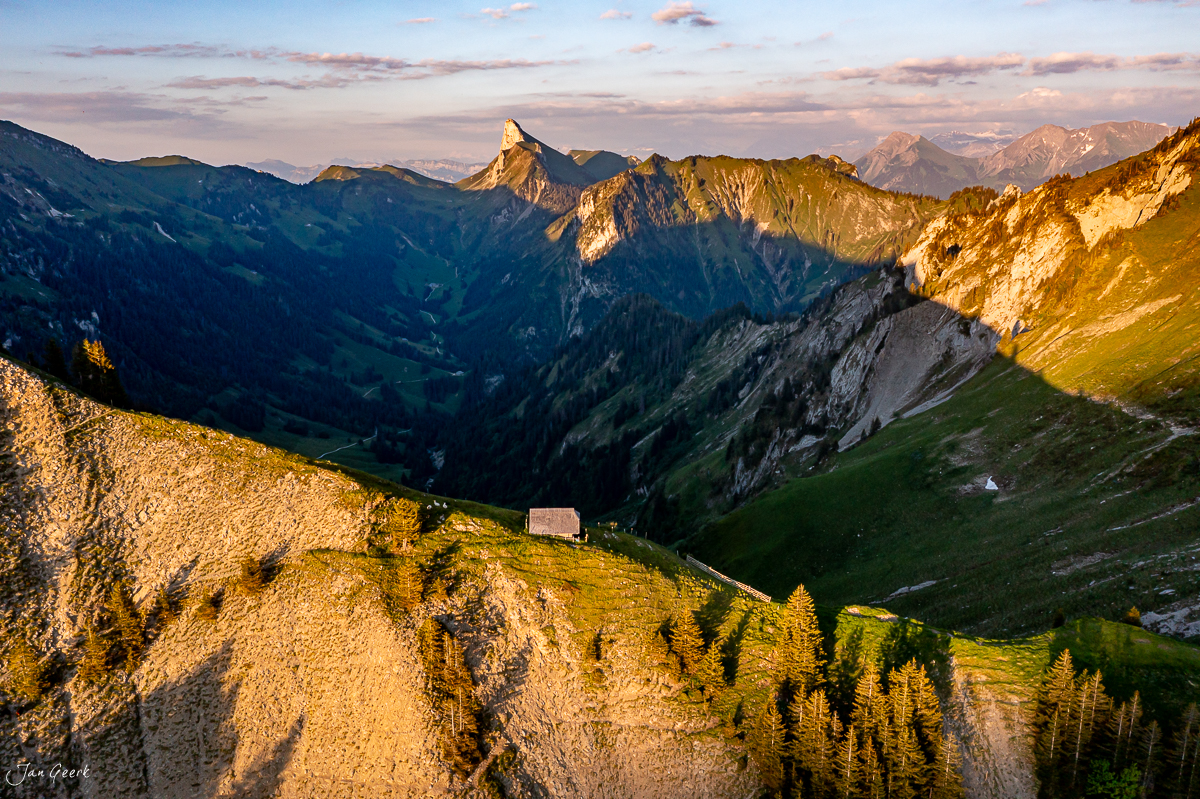 Alpenpanorama mit Gurnigel Bergkette im Sommerlicht, Berner Oberland Schweiz – Jan Geerk Fotograf Basel