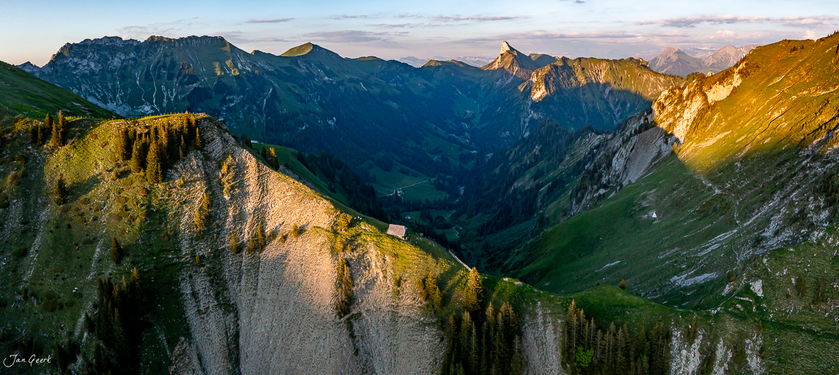 Alpenpanorama Gurnigel mit Felsvorsprüngen im Sommerlicht, Berner Oberland Schweiz – Jan Geerk Fotograf Basel