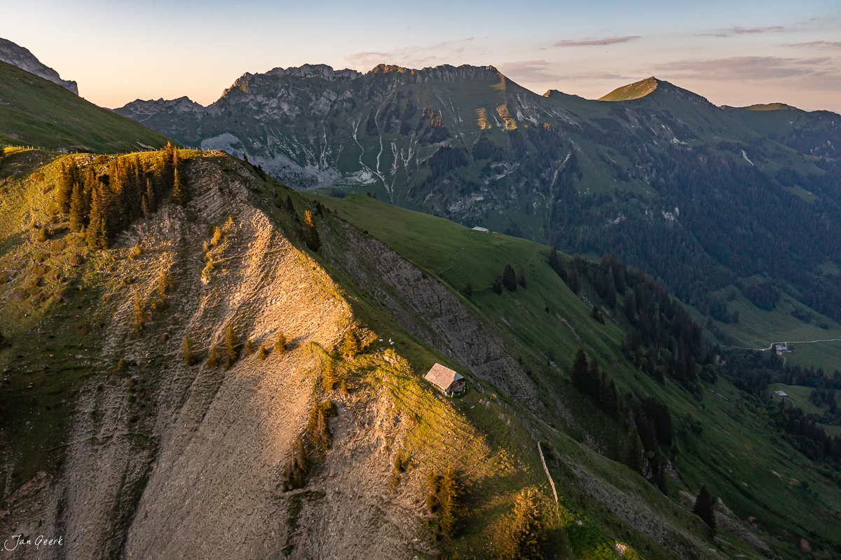 Alpengipfel und Berghang am Gurnigel in goldenem Abendlicht, Berner Oberland Schweiz – Jan Geerk Fotograf Basel