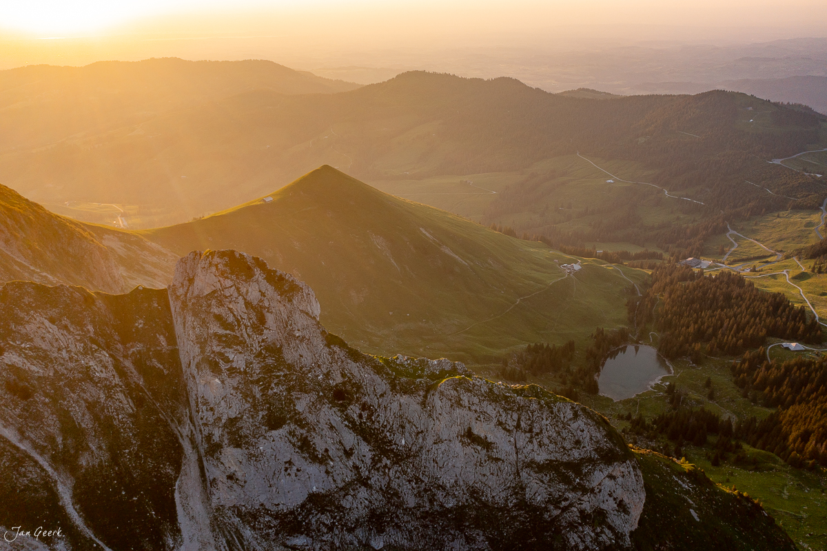 Luftaufnahme Gurnigel mit Felsformation und Bergsee im Sonnenlicht, Berner Oberland Schweiz – Jan Geerk Fotograf Basel