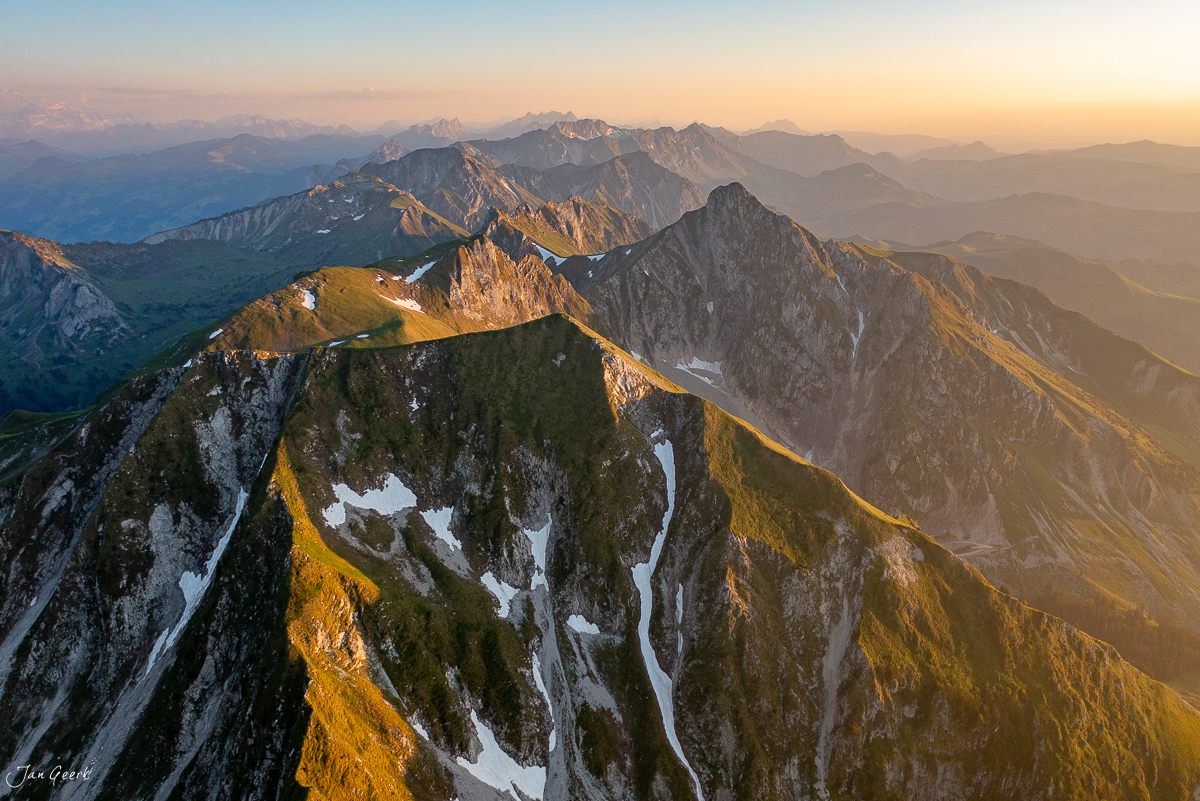 Luftaufnahme Gurnigel mit schneebedeckten Gipfeln im goldenen Morgenlicht, Berner Oberland Schweiz – Jan Geerk Fotograf Basel