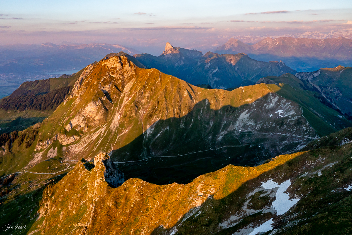 Luftaufnahme Gurnigel mit Alpengipfeln in Sommerlicht, Berner Oberland Schweiz – Jan Geerk Fotograf Basel
