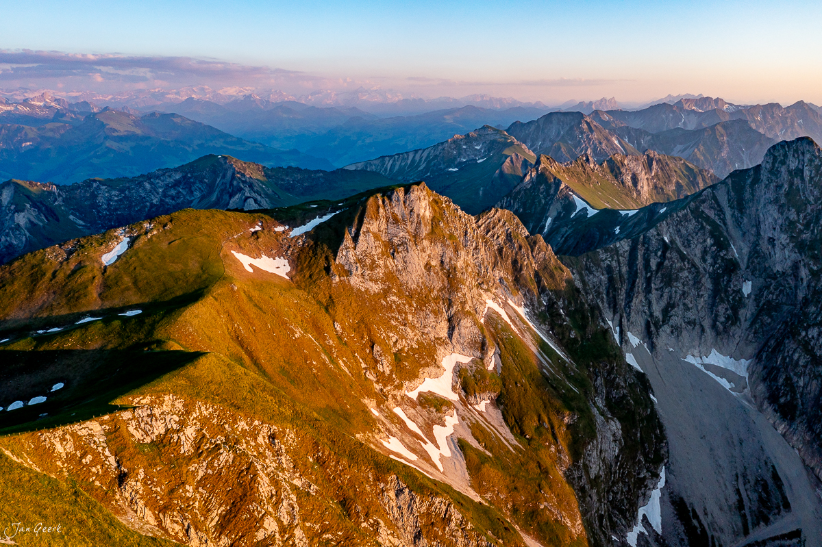 Luftaufnahme Gurnigel mit Alpenketten im Sommer, Berner Oberland Schweiz – Jan Geerk Fotograf Basel