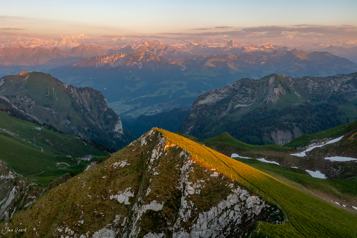 Alpengipfel Gurnigel mit Blick auf Berner Oberland, Sommerlicht und Voralpen, Schweiz – Jan Geerk Fotograf Basel