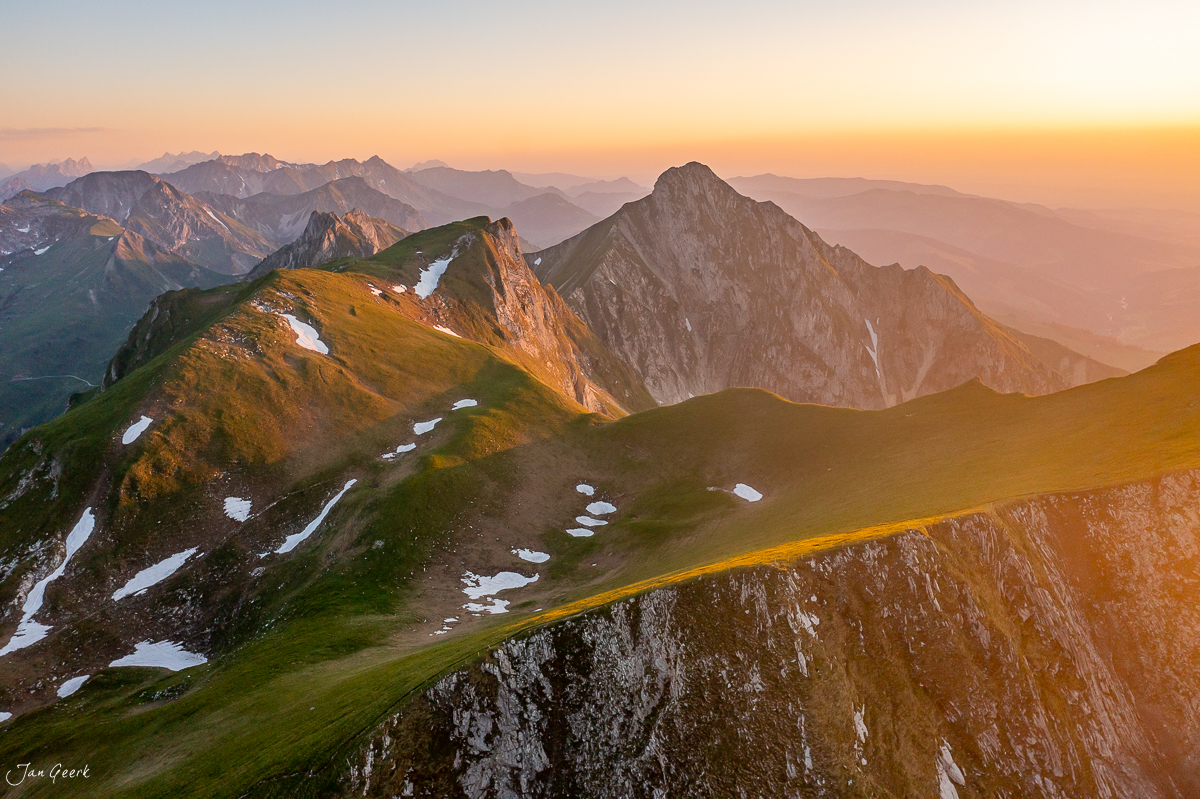 Alpengipfel Gurnigel bei Sonnenaufgang mit grünen Alpweiden, Schneeflecken und Bergsommer im Berner Oberland Schweiz – Jan Geerk Fotograf Basel